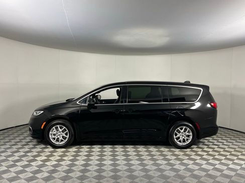 Used 2025 Chrysler Pacifica Select image 11