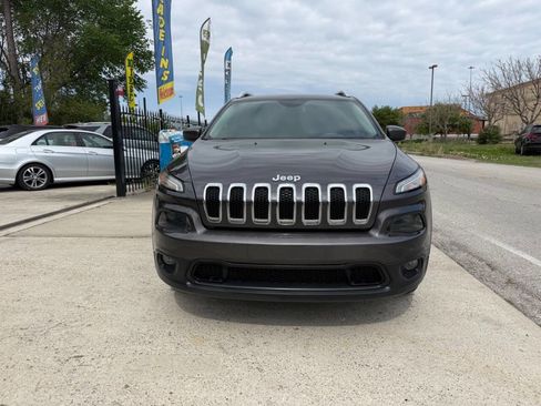 Used 2017 Jeep Cherokee Latitude w/ Comfort & Sound Group FWD image 3