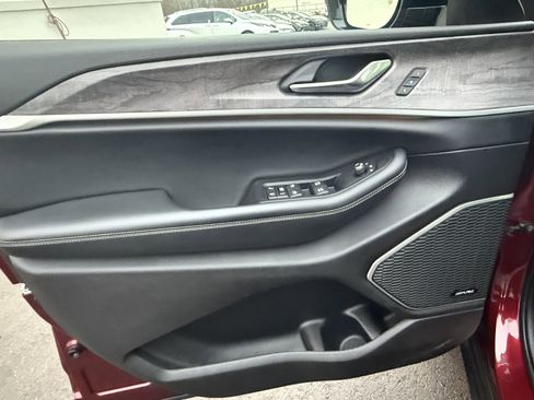 Used 2022 Jeep Grand Cherokee L Limited w/ Black Appearance Package image 17