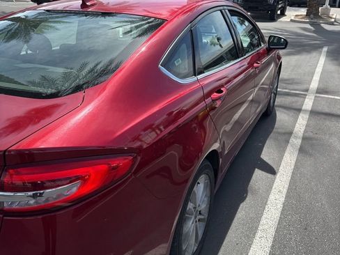 Used 2019 Ford Fusion SE image 2