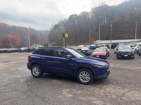 Used 2025 Toyota Corolla Cross LE image 7