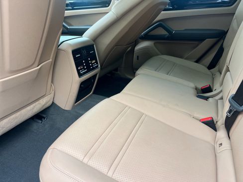 Used 2023 Porsche Cayenne image 11