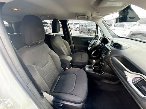 Used 2018 Jeep Renegade Latitude image 32