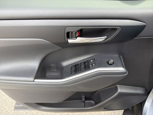 Used 2022 Toyota Highlander XLE FWD image 11