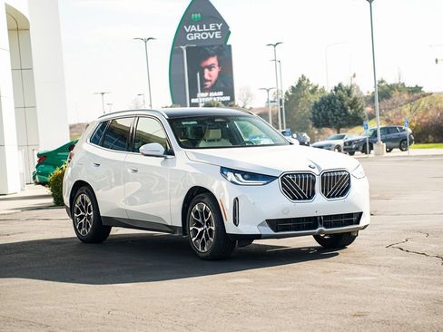 Used 2025 BMW X3 xDrive30i w/ Premium Package image 3