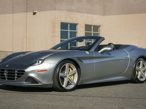Used 2017 Ferrari California T RWD image 3