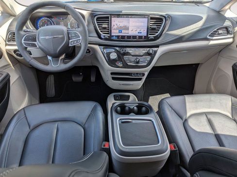 Used 2024 Chrysler Pacifica Touring-L AWD/4WD image 30