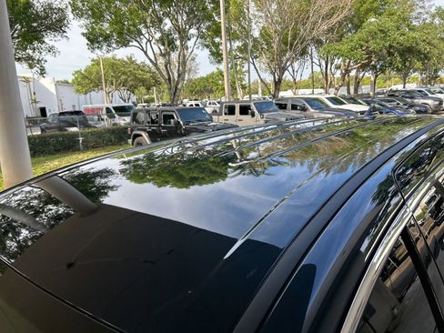 Used 2024 Chrysler Pacifica Touring-L FWD image 15