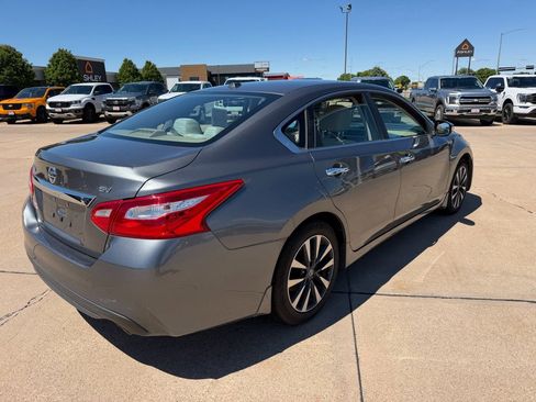 Used 2016 Nissan Altima 2.5 SV w/ Convenience Package FWD image 6