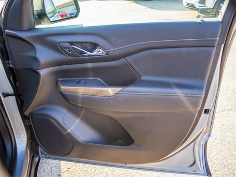 Used 2023 GMC Acadia SLE w/ Driver Convenience Package image 17