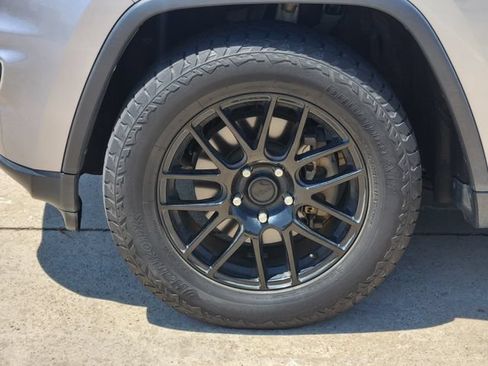 Used 2018 Jeep Grand Cherokee Laredo RWD image 10