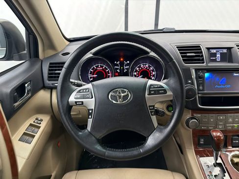 Used 2013 Toyota Highlander Limited image 25