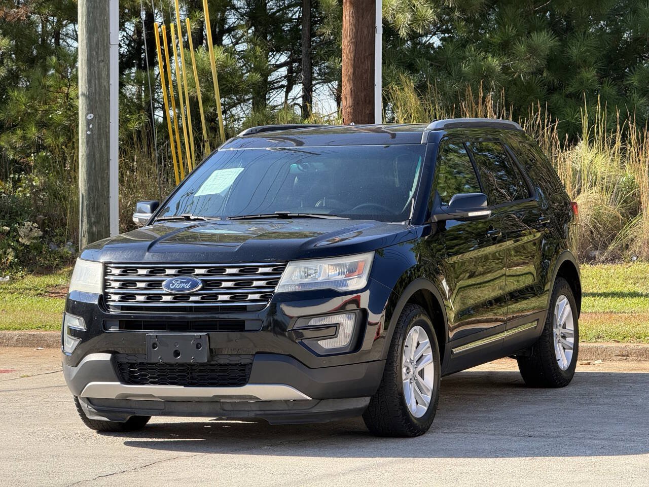 Used 2016 Ford Explorer XLT w/ Equipment Group 202A FWD image 2