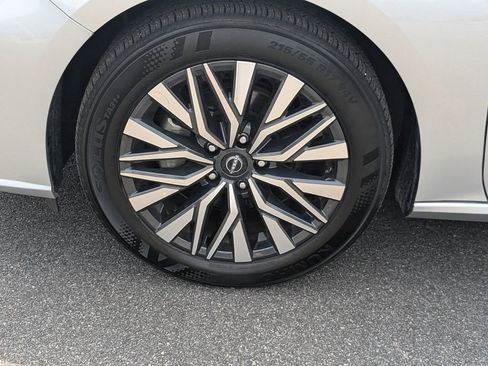 Used 2024 Nissan Altima 2.5 SV FWD image 11