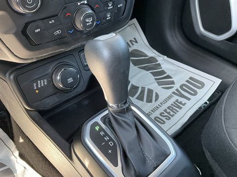 Used 2018 Jeep Renegade Latitude w/ Cold Weather Group AWD/4WD image 31