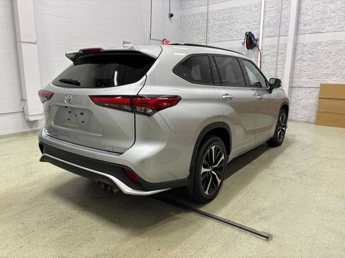 Used 2021 Toyota Highlander XSE AWD/4WD image 4