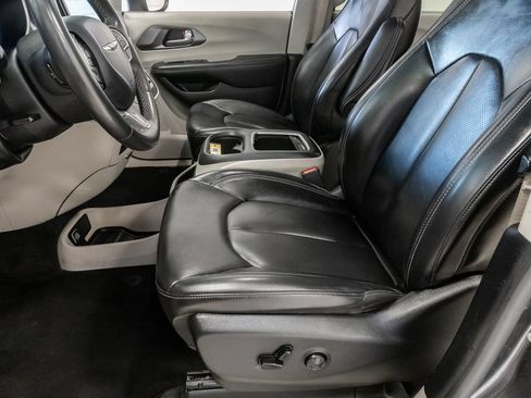 Used 2023 Chrysler Pacifica Touring-L FWD image 10