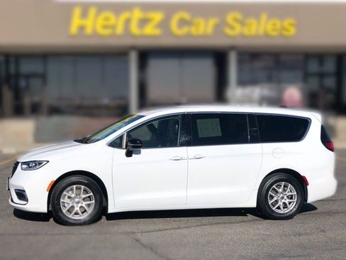 Used 2024 Chrysler Pacifica Touring-L image 1