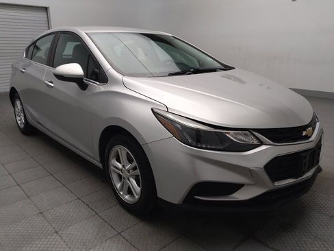 Used 2018 Chevrolet Cruze LT w/ Convenience Package FWD image 13