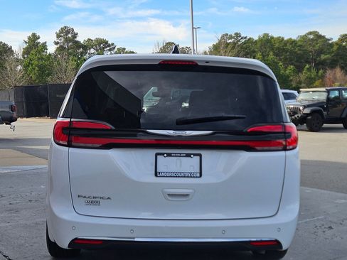 Used 2024 Chrysler Pacifica Touring-L image 6