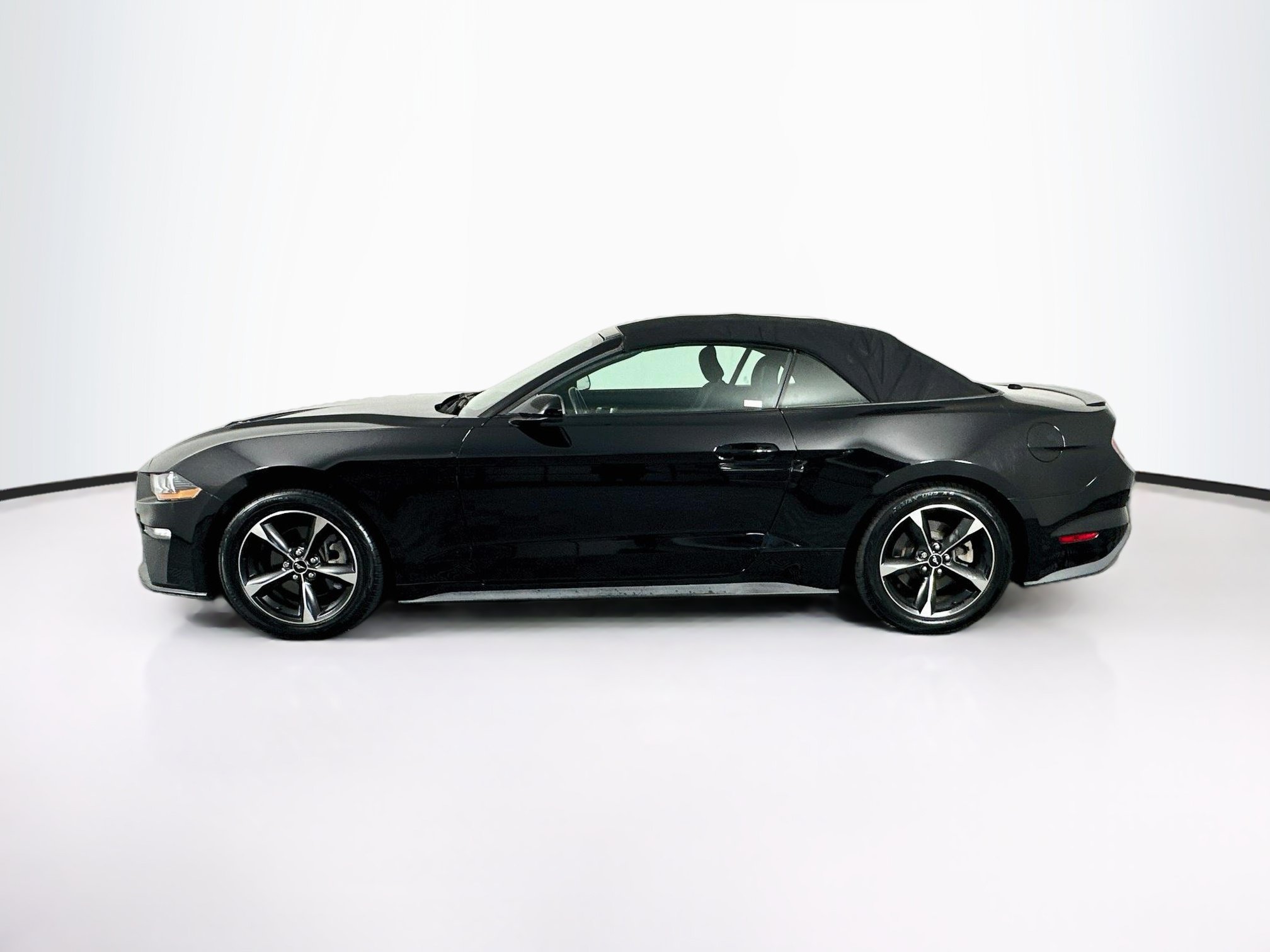 Used 2018 Ford Mustang Convertible w/ Equipment Group 101A RWD image 4