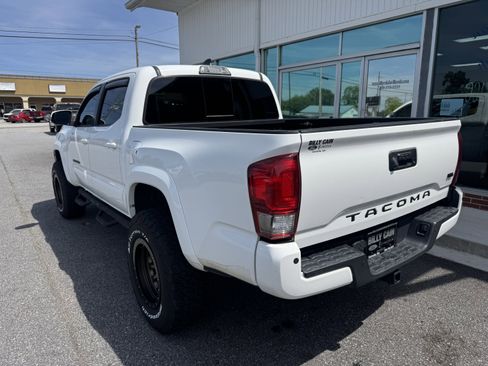 Used 2017 Toyota Tacoma TRD Sport w/ Premium & Technology Package RWD image 2