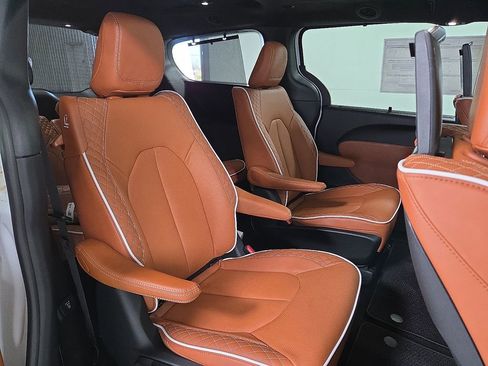 New 2026 Chrysler Pacifica Pinnacle image 16