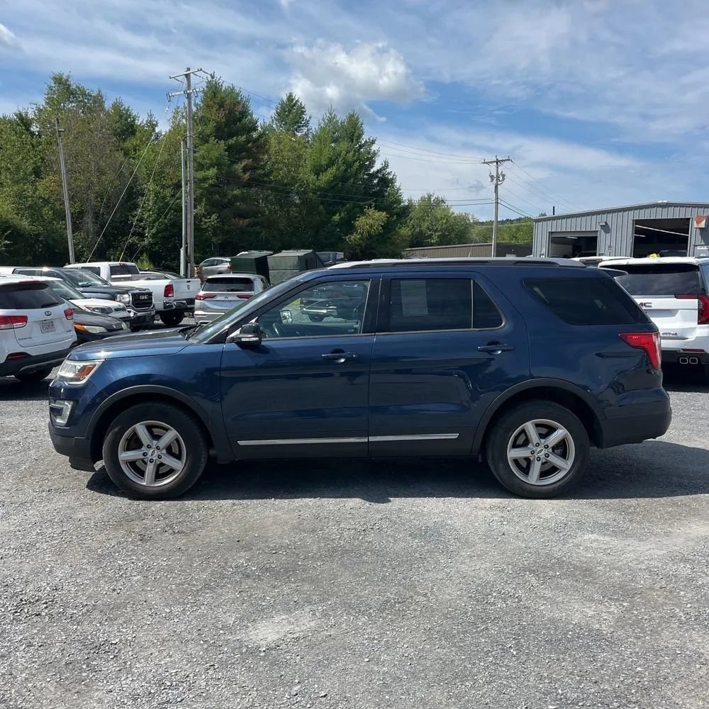 Used 2017 Ford Explorer XLT w/ Equipment Group 202A AWD/4WD image 3