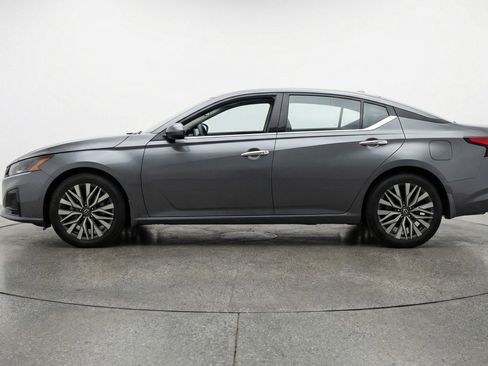 Used 2025 Nissan Altima 2.5 SV FWD image 5