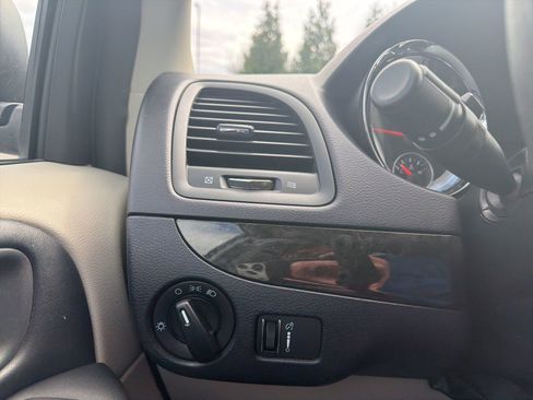 Used 2020 Dodge Grand Caravan SE FWD image 19