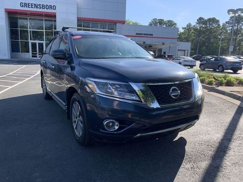 Used 2015 Nissan Pathfinder SL w/ SL Tech Package image 2