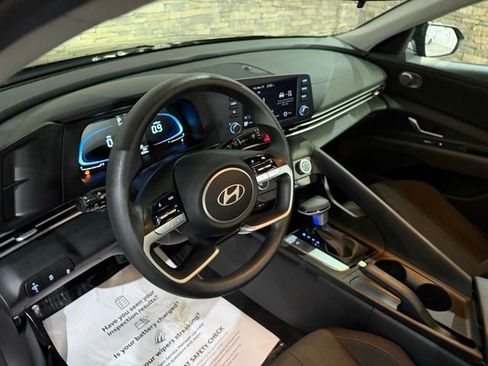 New 2025 Hyundai Elantra SE image 12