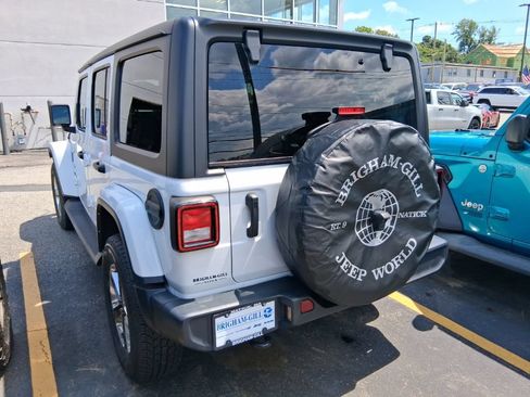 Used 2022 Jeep Wrangler Unlimited Sahara w/ Dual Top Group AWD/4WD image 9