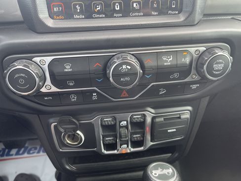 Used 2018 Jeep Wrangler Unlimited Sahara AWD/4WD image 26