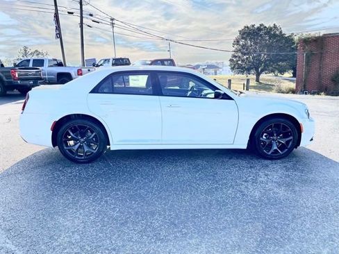 Used 2023 Chrysler 300 Touring w/ Safetytec Plus Group image 7