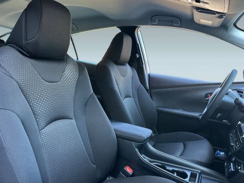 Used 2022 Toyota Prius LE image 29