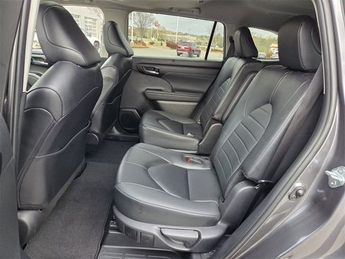 Used 2025 Toyota Highlander XLE image 6