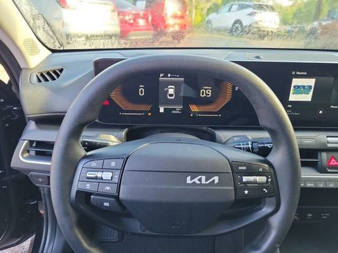 Used 2025 Kia K4 LXS image 17