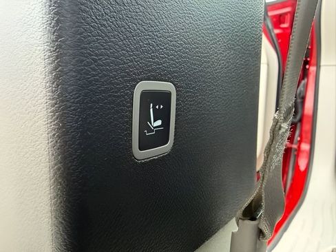 Certified 2024 Chrysler Pacifica Limited image 33