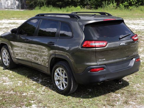 Used 2015 Jeep Cherokee Sport w/ Sport Appearance Group AWD/4WD image 5