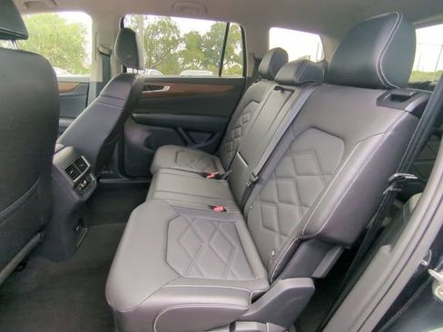 Used 2025 Volkswagen Atlas SE AWD/4WD image 17