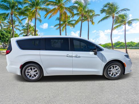 New 2026 Chrysler Pacifica Select FWD image 2