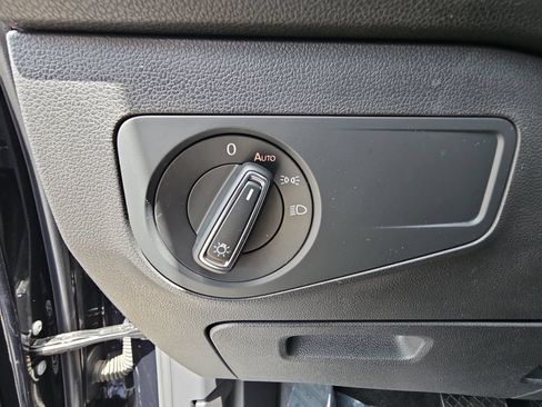 Used 2023 Volkswagen Tiguan SE w/ Panoramic Sunroof Package FWD image 24