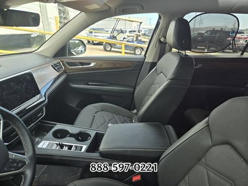 Used 2024 Volkswagen Atlas SE FWD image 3