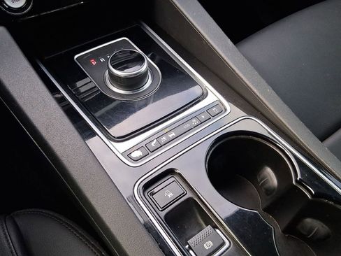 Used 2017 Jaguar F-PACE Premium image 28