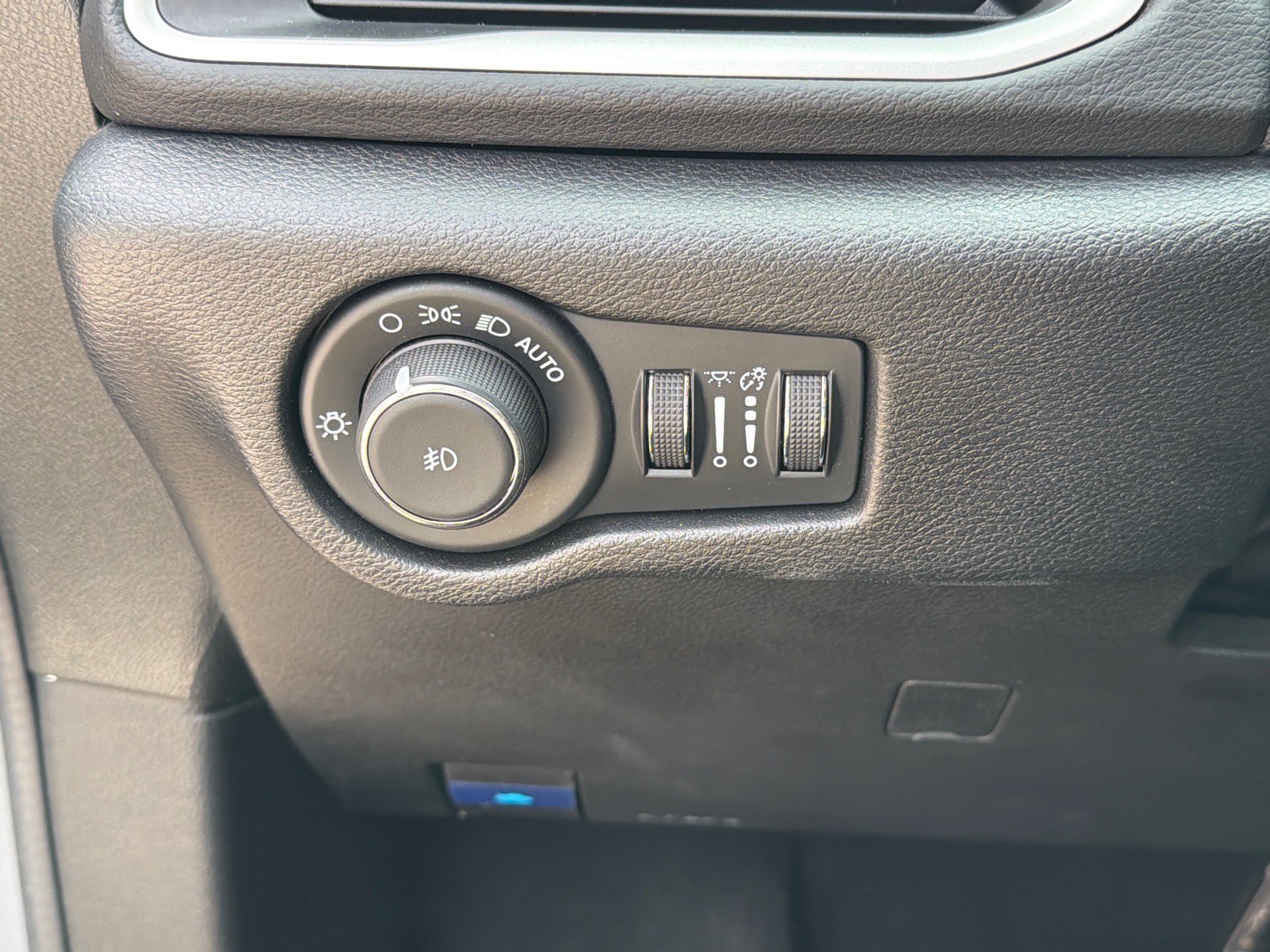 Used 2025 Chrysler Pacifica Select FWD image 12