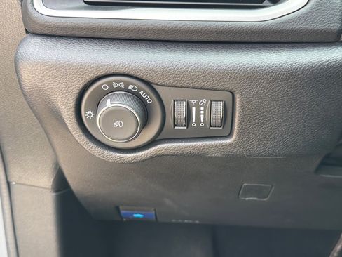 Used 2025 Chrysler Pacifica Select FWD image 12