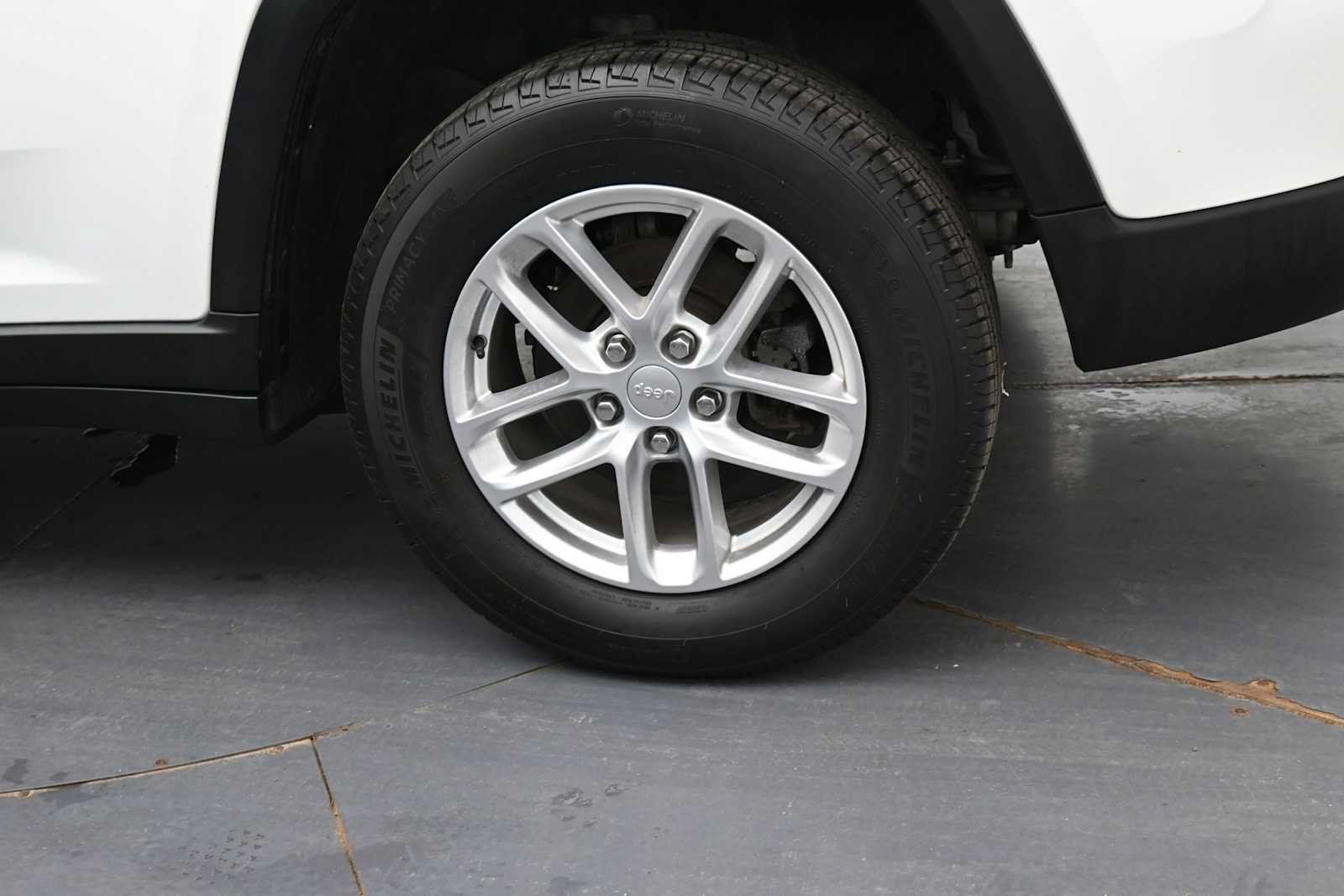 Used 2025 Jeep Grand Cherokee Laredo X w/ Luxury Tech Group I AWD/4WD image 5