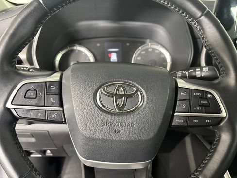 Used 2022 Toyota Highlander LE AWD/4WD image 11