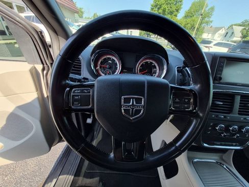 Used 2019 Dodge Grand Caravan SXT FWD image 17